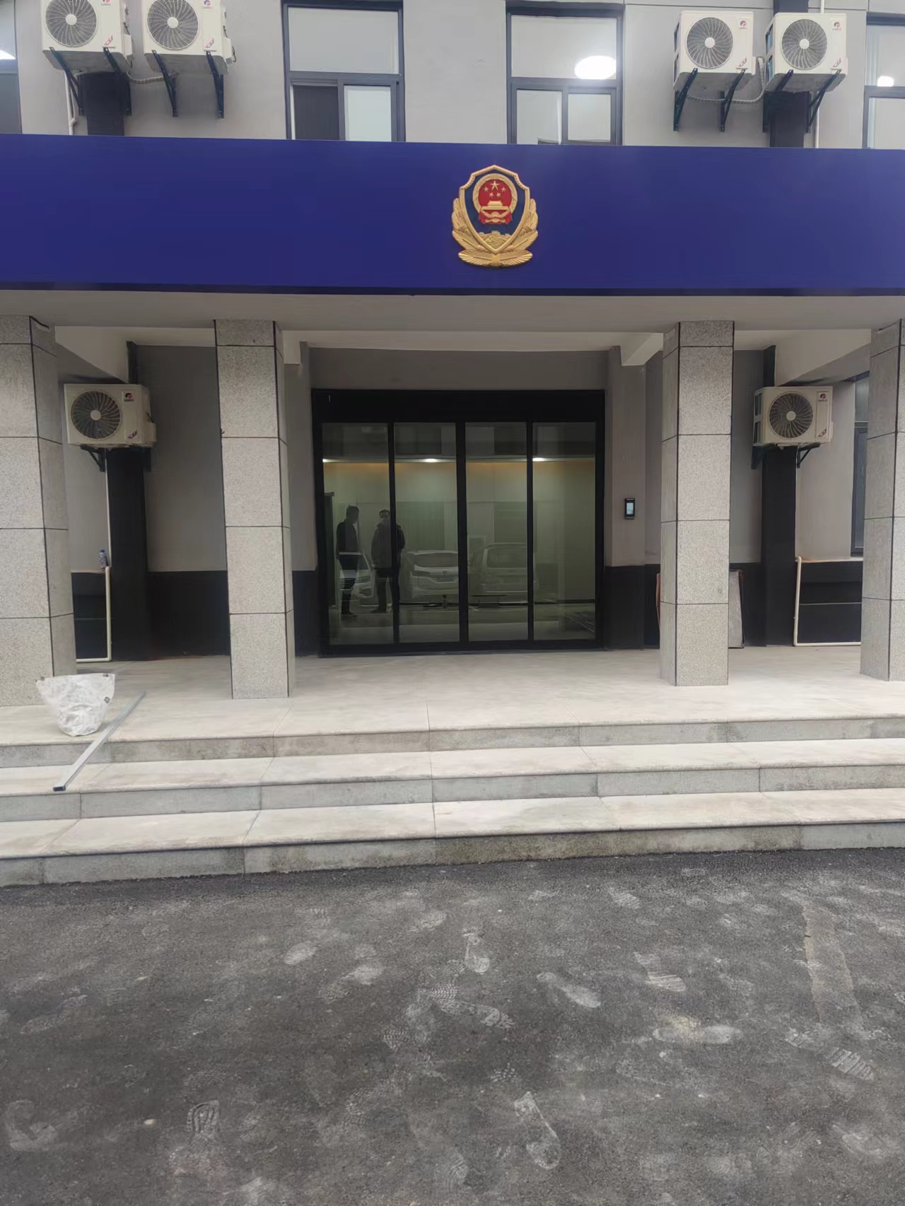 謂南華州區公安局，自動門智慧空間